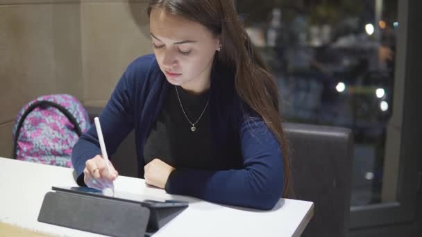 Zeitlupenaufnahme einer Frau, die mit Stift auf einem digitalen Tablet zeichnet — Stockvideo