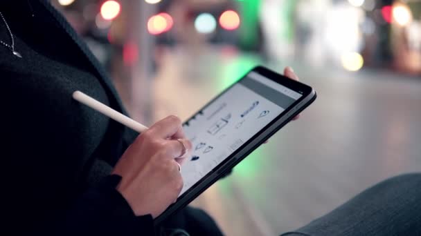 Stylus kalem ile dijital tablet üzerinde çizim bir kadın görüntüsünü Slowmotion — Stok video