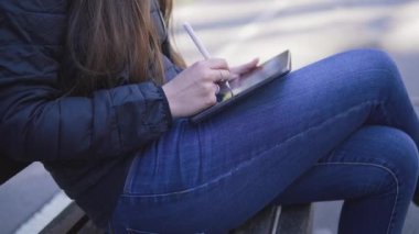 Stylus kalem ile dijital tablet üzerinde çizim bir kadın görüntüsünü Slowmotion