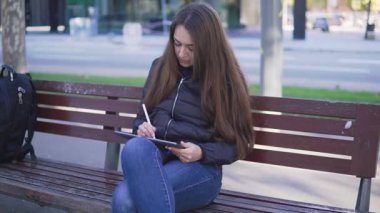 Stylus kalem ile dijital tablet üzerinde çizim bir kadın görüntüsünü Slowmotion