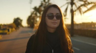 Sırtında bir sırt çantası ile kız turistik palm mesire yürür