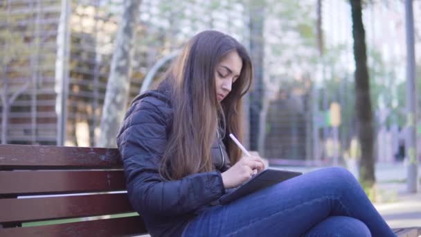 Slowmotion záběr ženy kreslení na digitálním tabletu stylus tužka — Stock video