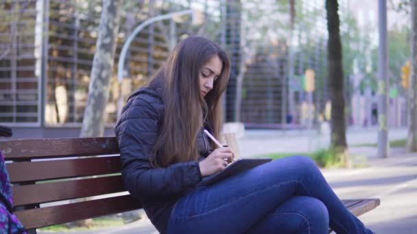 Slowmotion záběr ženy kreslení na digitálním tabletu stylus tužka — Stock video