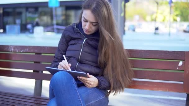 Aufnahme Einer Frau Die Mit Stift Auf Einem Digitalen Tablet — Stockvideo