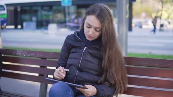 Strzał slowmotion kobiety opierając się na cyfrowego tabletu z rysikiem pencil — Wideo stockowe