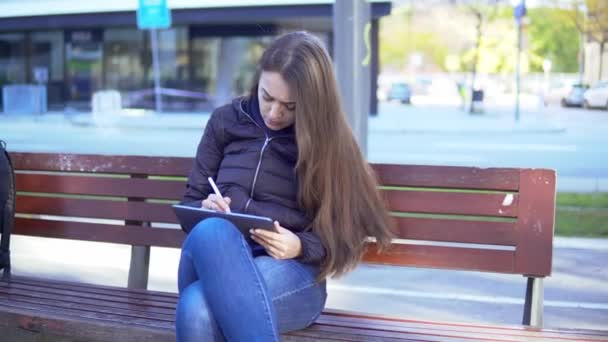 Медленный снимок женщины, рисующей на цифровой планшет стилусом — стоковое видео
