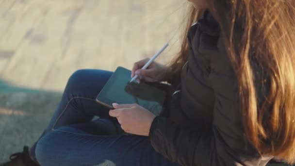 デジタル タブレットのスタイラス鉛筆で描画女性のスローモーション撮影 — ストック動画