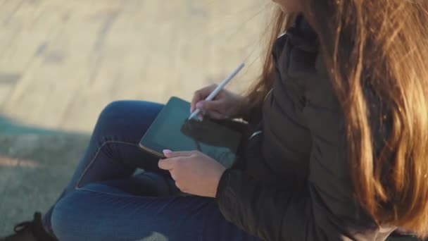 Strzał slowmotion kobiety opierając się na cyfrowego tabletu z rysikiem pencil — Wideo stockowe