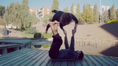 Güzel çift sabah acro yoga uygulamak