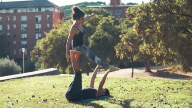 Güzel çift sabah acro yoga uygulamak