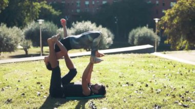 Güzel çift sabah acro yoga uygulamak