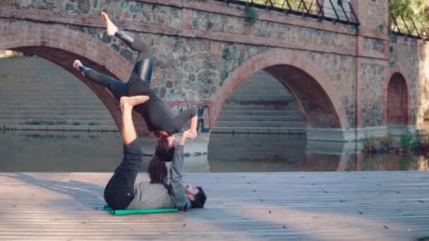 Piękna para praktykowania jogi acro rano — Wideo stockowe