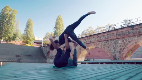Красива пара практикує акро-йогу вранці — стокове відео