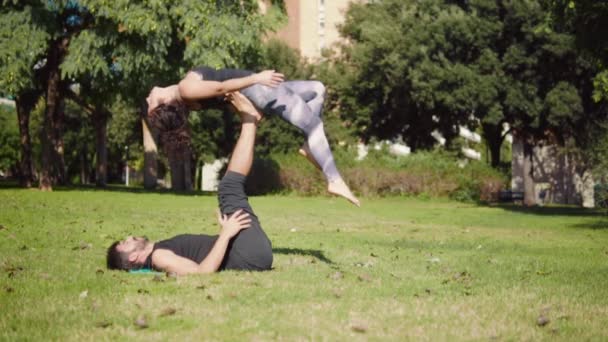 Hermosa pareja practicando acro yoga por la mañana — Vídeos de Stock