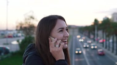 bir şehir Köprüsü telefonda konuşurken genç güzel kadın