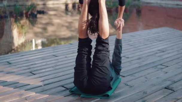 Schönes Paar praktiziert Akro-Yoga am Morgen — Stockvideo