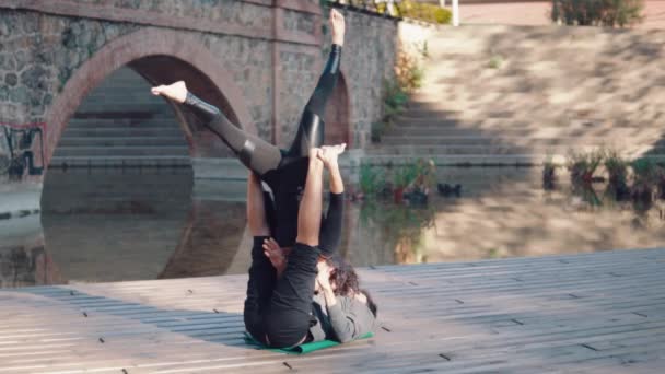 Vackra par öva acro yoga på morgonen — Stockvideo