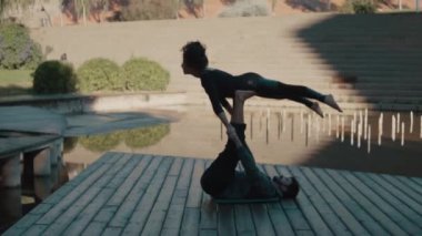 Güzel çift sabah acro yoga uygulamak