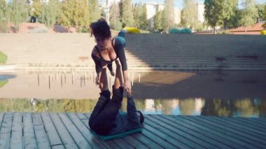 Güzel çift sabah acro yoga uygulamak