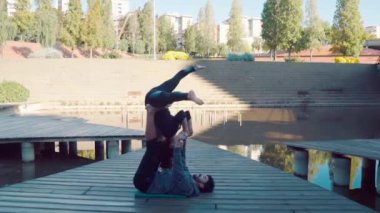 Güzel çift sabah acro yoga uygulamak