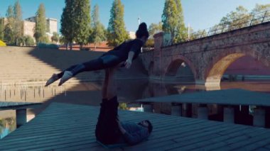 Güzel çift sabah acro yoga uygulamak