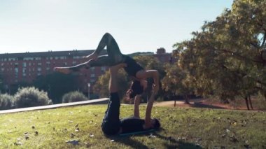Güzel çift sabah acro yoga uygulamak