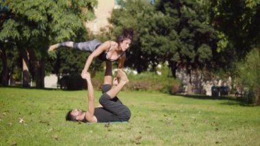 Güzel çift sabah acro yoga uygulamak