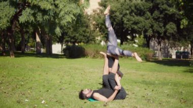 Güzel çift sabah acro yoga uygulamak
