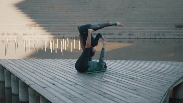 Krásný pár cvičení acro jógy ráno — Stock video