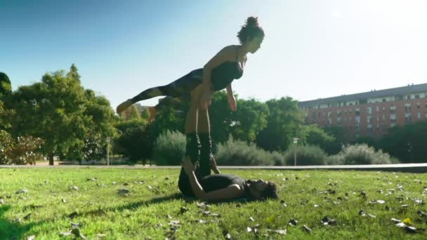 Vackra par öva acro yoga på morgonen — Stockvideo