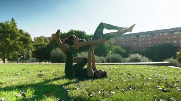 Hermosa pareja practicando acro yoga por la mañana — Vídeos de Stock