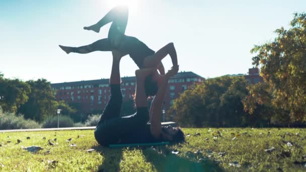 Hermosa pareja practicando acro yoga por la mañana — Vídeos de Stock