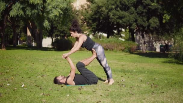 Mooie paar acro yoga beoefenen in de ochtend — Stockvideo