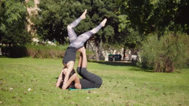 Hermosa pareja practicando acro yoga por la mañana — Vídeos de Stock