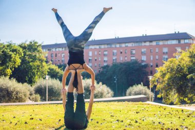 Güzel çift sabah acro yoga uygulamak