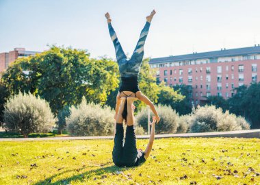 Güzel çift sabah acro yoga uygulamak