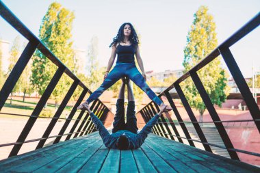 Güzel çift sabah acro yoga uygulamak