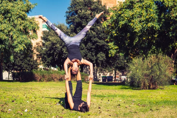 Mooie paar acro yoga beoefenen in de ochtend — Stockfoto