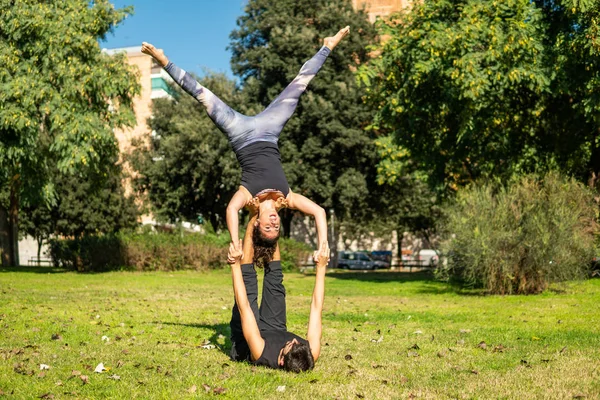 Mooie paar acro yoga beoefenen in de ochtend — Stockfoto