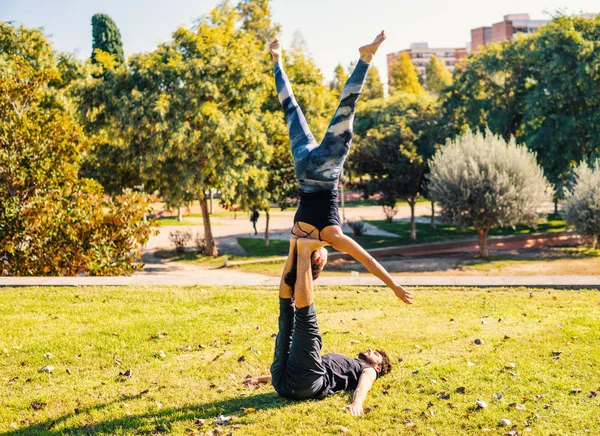 Mooie paar acro yoga beoefenen in de ochtend — Stockfoto