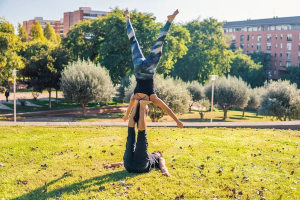 Casal bonito praticando acro ioga pela manhã — Fotografia de Stock