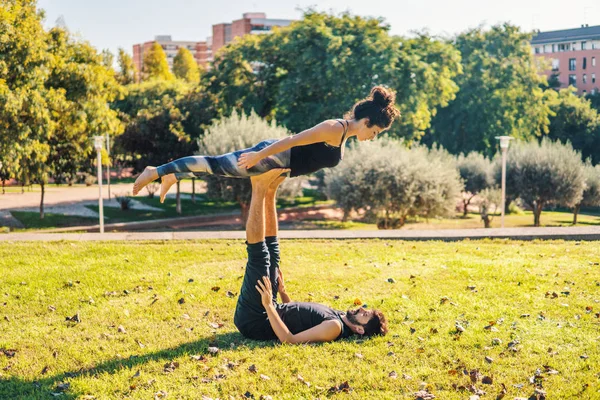 Mooie paar acro yoga beoefenen in de ochtend — Stockfoto