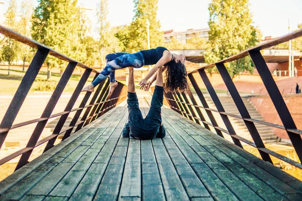 Mooie paar acro yoga beoefenen in de ochtend — Stockfoto
