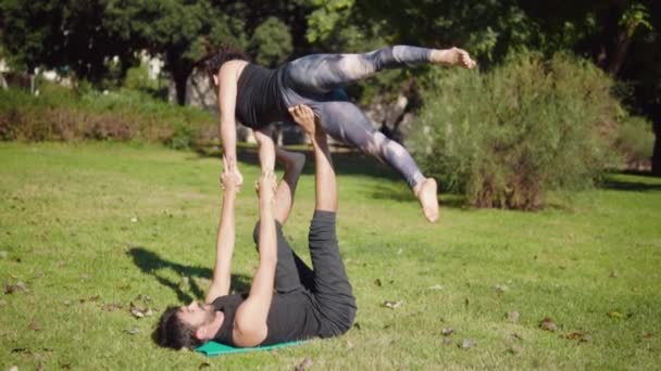 Beautiful couple practicing acro yoga in the morning — Stock Video