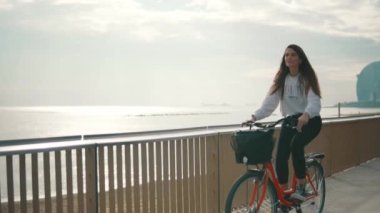 Kadın binicilik bisiklet Plajı yaz anda kum. Sağlıklı ve spor kavramı