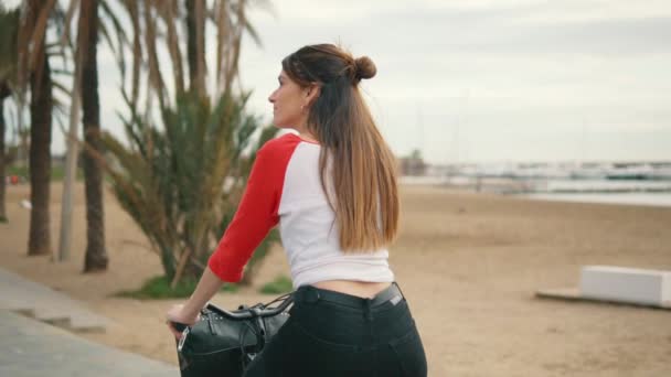 Mujer montar en bicicleta a lo largo de la playa de arena en verano — Vídeos de Stock