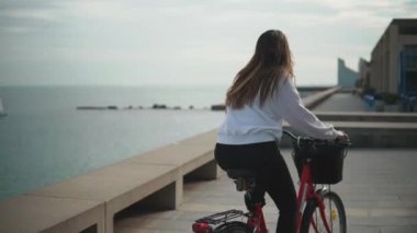 Kadın binicilik bisiklet Plajı, yaz saati