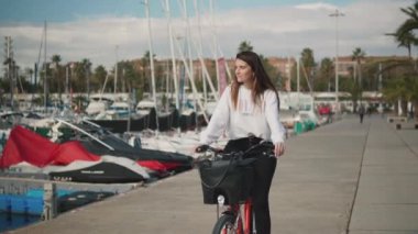 Kadın binicilik bisiklet Plajı, yaz saati
