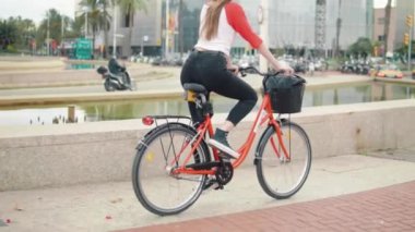 palmiye ağaçlarının yanında pedal genç kadın veya kız binicilik bisiklet