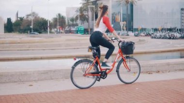 palmiye ağaçlarının yanında pedal genç kadın veya kız binicilik bisiklet